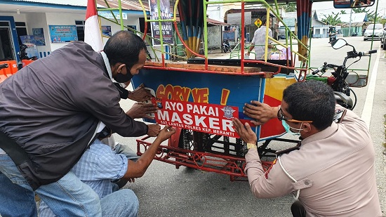 Satlantas Polres Meranti Ajak Masyarakat Pakai Masker, Tempel Himbauan di Bentor